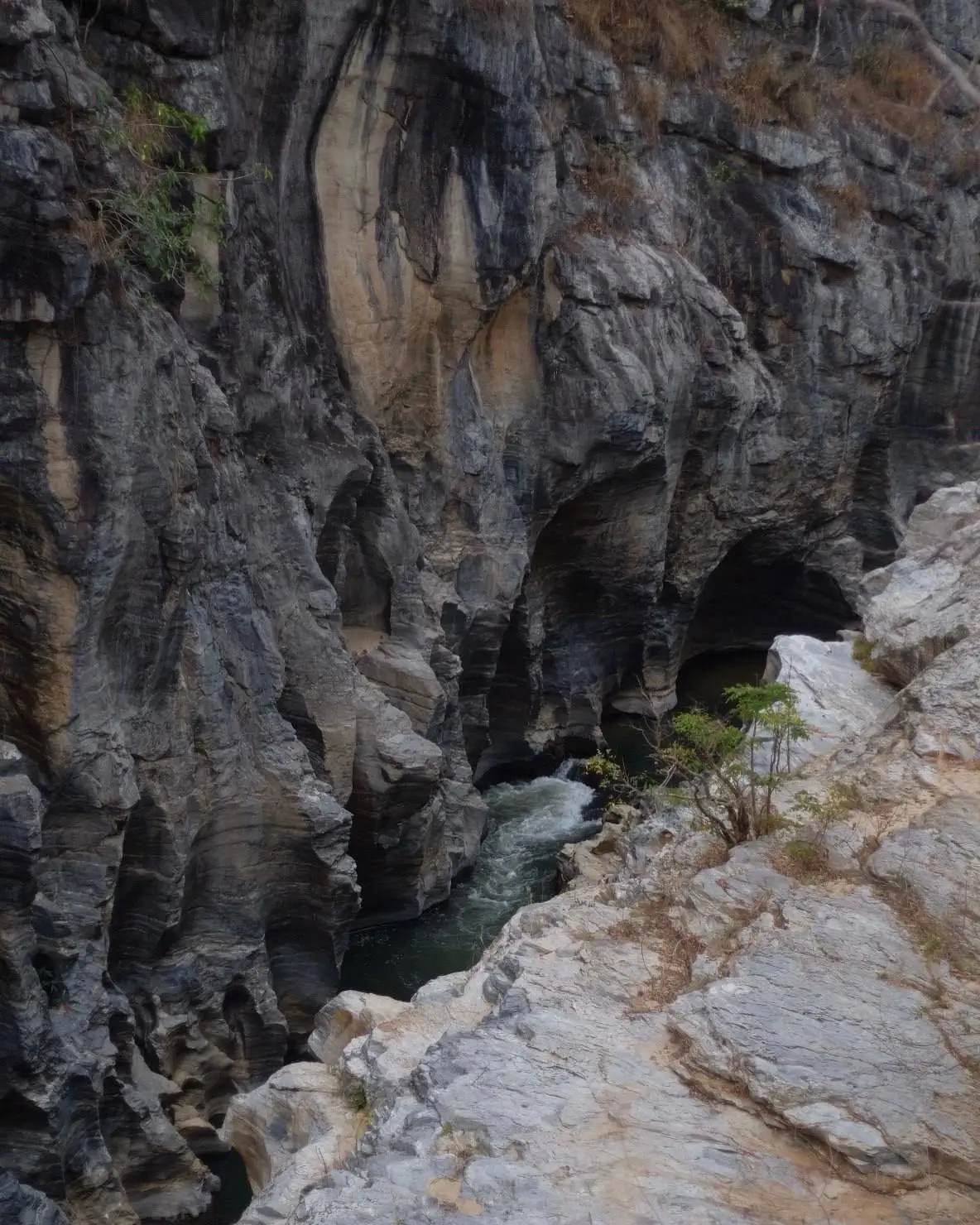 Поток воды в глубоком каньоне со скальными арками, Чиангмай