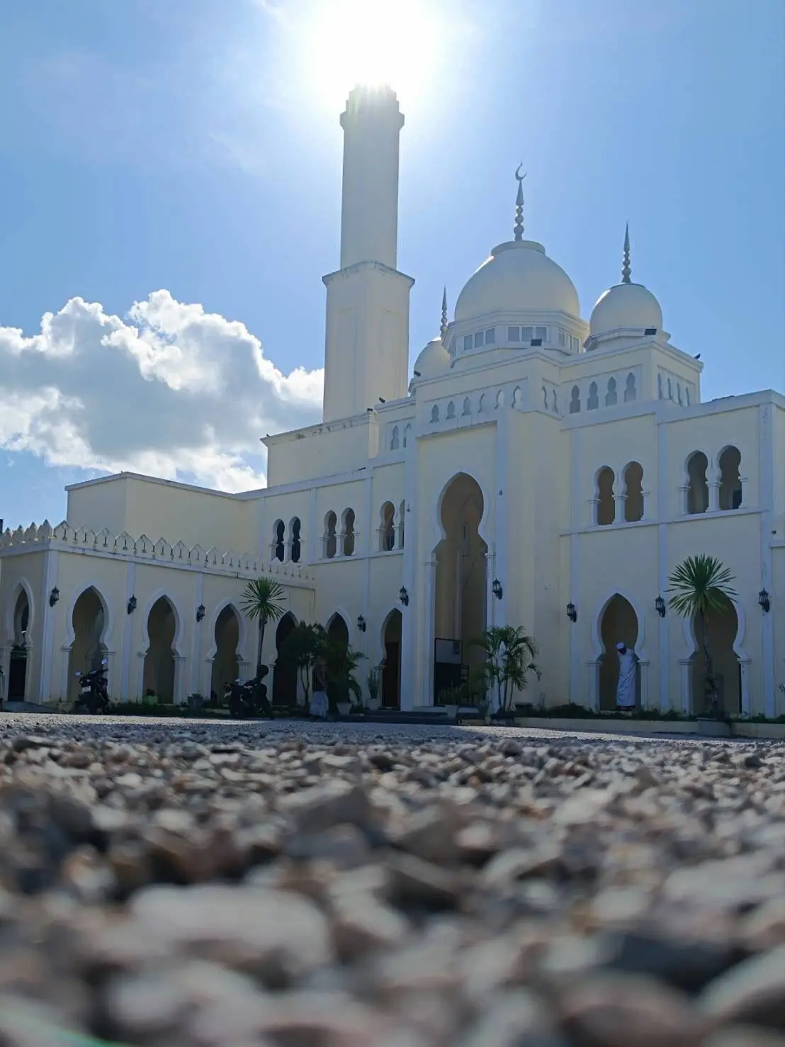 Белая мечеть с минаретом в лучах солнца, южный Таиланд